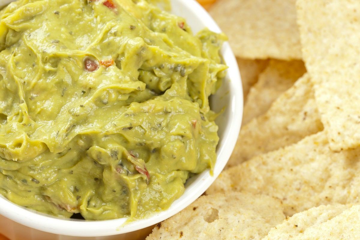 This shortcut guacamole only needs 3 ingredients and less than 5 minutes! #guacamole #easyrecipe #mexicanfood