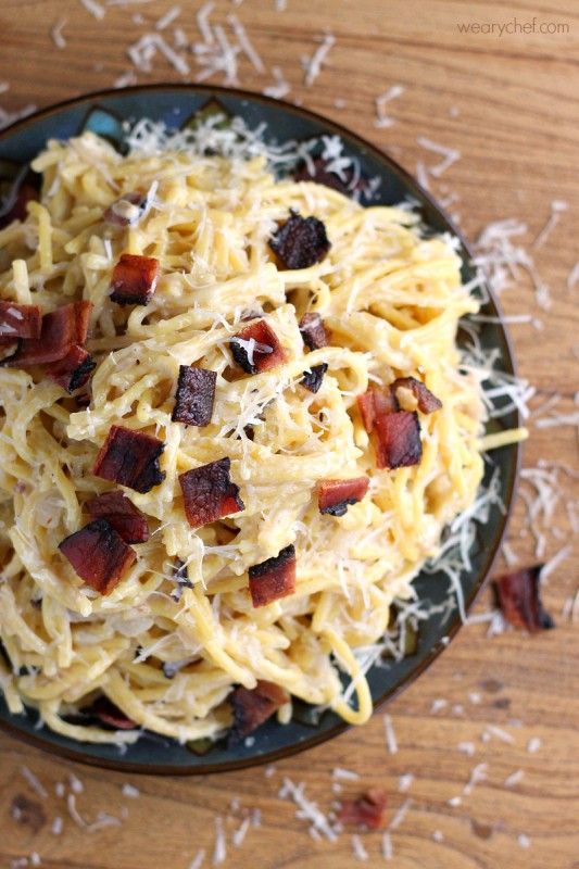 With only a little butter and milk instead of cream, this Bacon Alfredo with Gouda and Parmesan is lighter than it looks! - wearychef.com