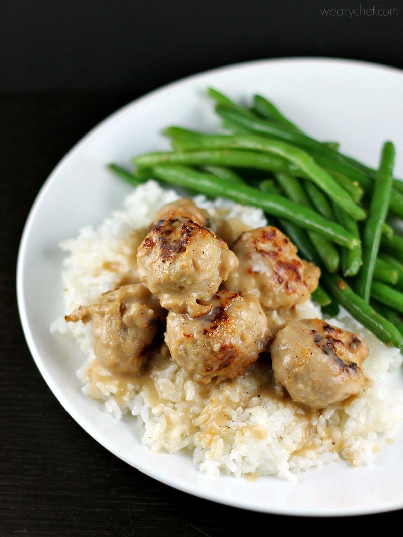 Easiest Ever Meatballs and Gravy - You only need 6 ingredients and 20 minutes for this delicious dinner! #meatballs #easy