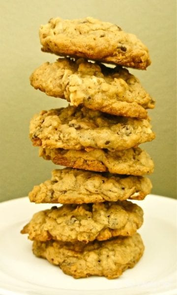 Chewy #Oatmeal #Cookies with #chocolatechips and #caramel - Reduced sugar and whole wheat flour makes for a cookie you can feel good about! from wearychef.com