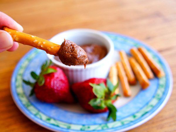 Cinnamon Hazelnut Dip - This Nutella dip tastes like chocolate cheesecake!