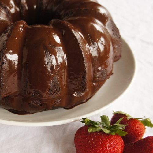 Easy Mocha Glaze Icing - Drizzle this over chocolate cake, and you will be in heaven! #chocolate #icing #frosting #glaze