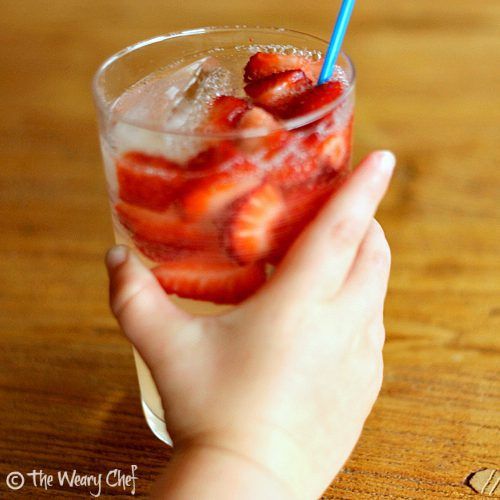 Strawberry White Wine Spritzer: A low calorie cocktail! | The Weary Chef