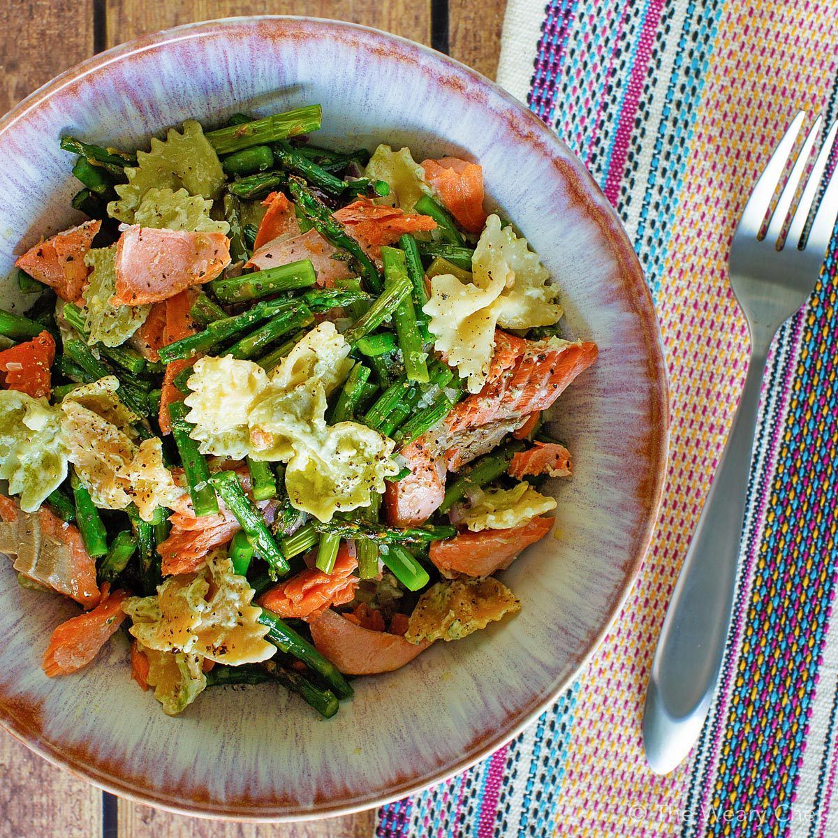 Smoked Salmon Pasta Salad with roasted asparagus and a creamy pesto sauce is a delicious easy dinner or side dish! You only need a few ingredients and under 30 minutes to make this scrumptious pasta recipe. #salmon #pastasalad #asparagus #wearychef