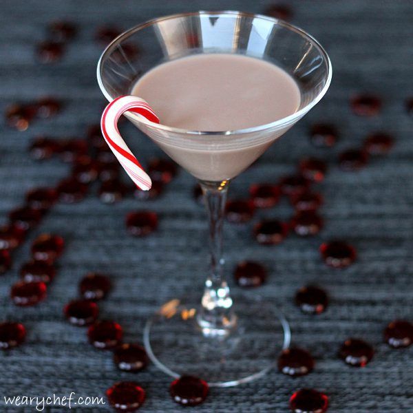 Chocolate Candy Cane Martini is simple to make! #candycane #Christmas #cocktail