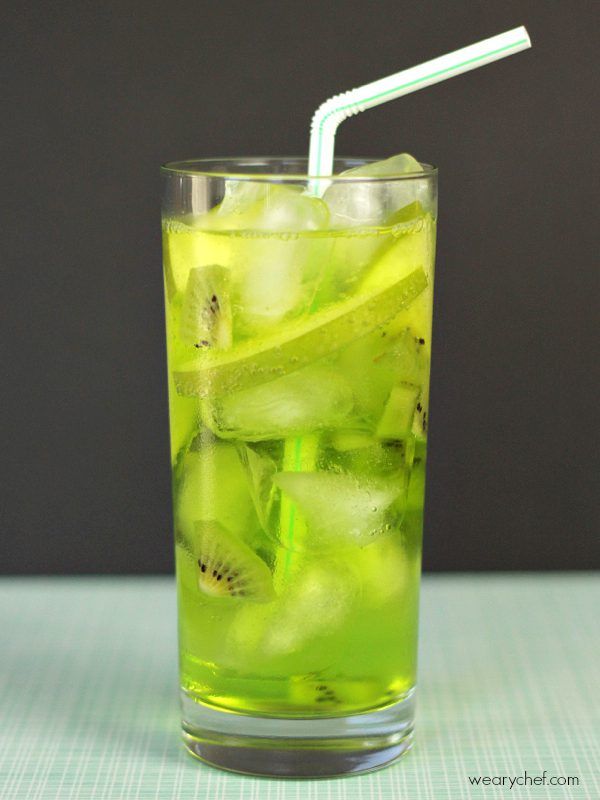 https://wearychef.com/wp-content/uploads/2014/01/green-fizz-cocktail2.jpg