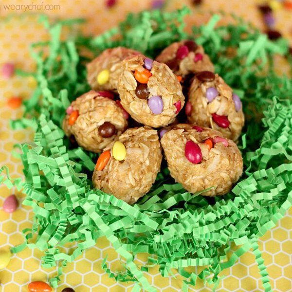 Oatmeal Peanut Butter Easter Eggs: A healthy, easy no-bake recipe! #easter #peanutbutter #nobake