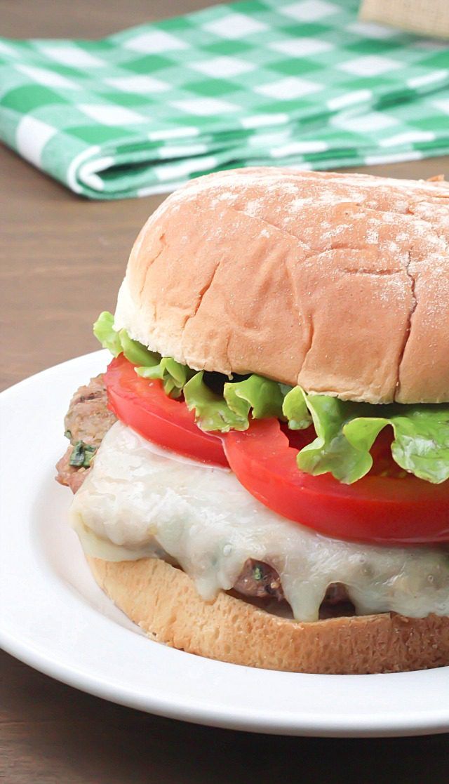Turkey Pesto Burgers | Yummy Healthy Easy - Featured on wearychef.com