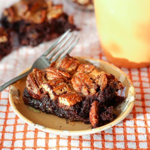 Pecan Pie Brownies are a chocolate lovers dream. #pecanpie #chocolate #pecan #brownies