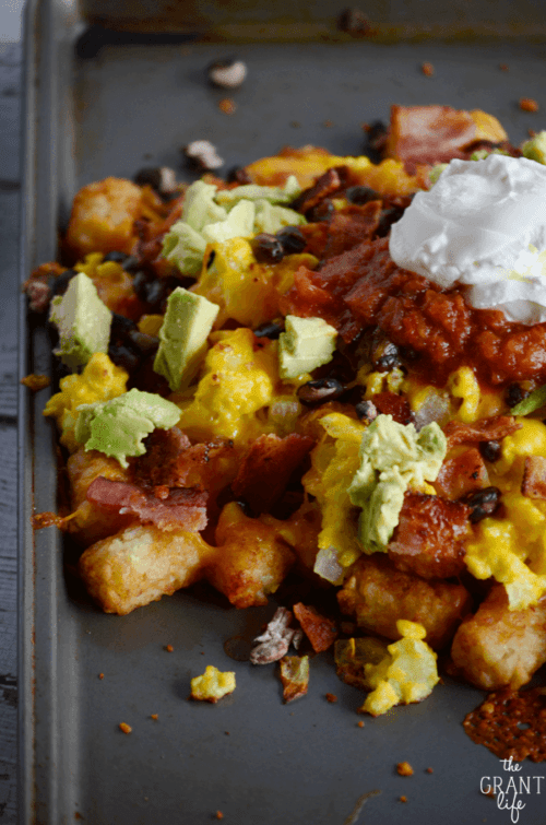 These loaded breakfast totchos just might be the best breakfast idea I've seen in a long time! (by The Grant Life, featured on The Weary Chef)