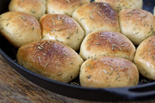 Garlic and rosemary skillet biscuits // Yellow Bliss Road