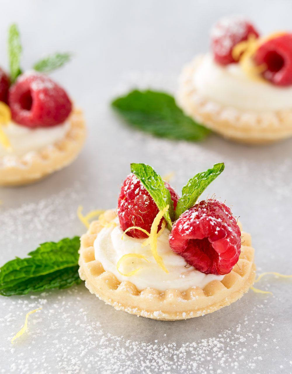 These mini No Bake White Chocolate Cheesecake Tartlets with lemon are a perfectly easy summer dessert!