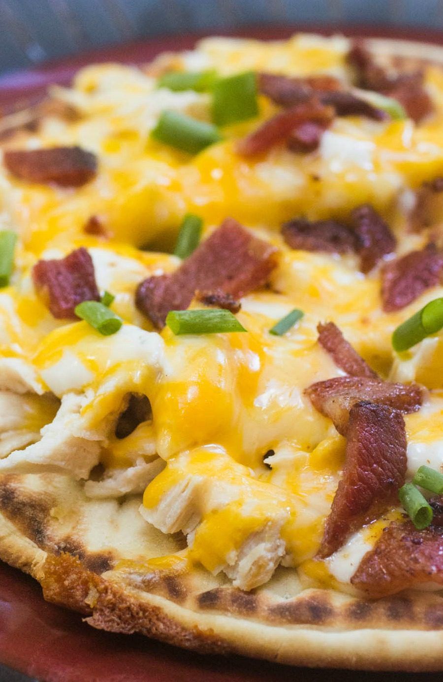 Tauchen Sie ein in diese Chicken Bacon Ranch Flatbread Pizza für ein einfaches Abendessen heute Abend!