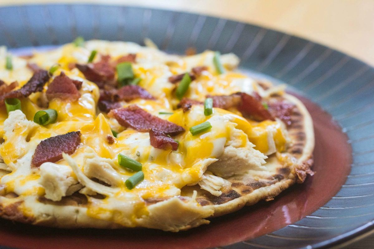  du vil elske Denne Kylling Bacon Ranch Flatbread Pizza for en rask middag fikse!