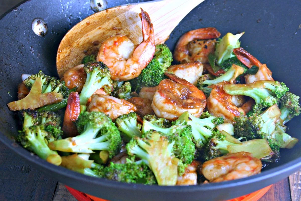 Le sauté de crevettes et de brocoli à la chinoise est un repas rapide et facile à faire à la maison!