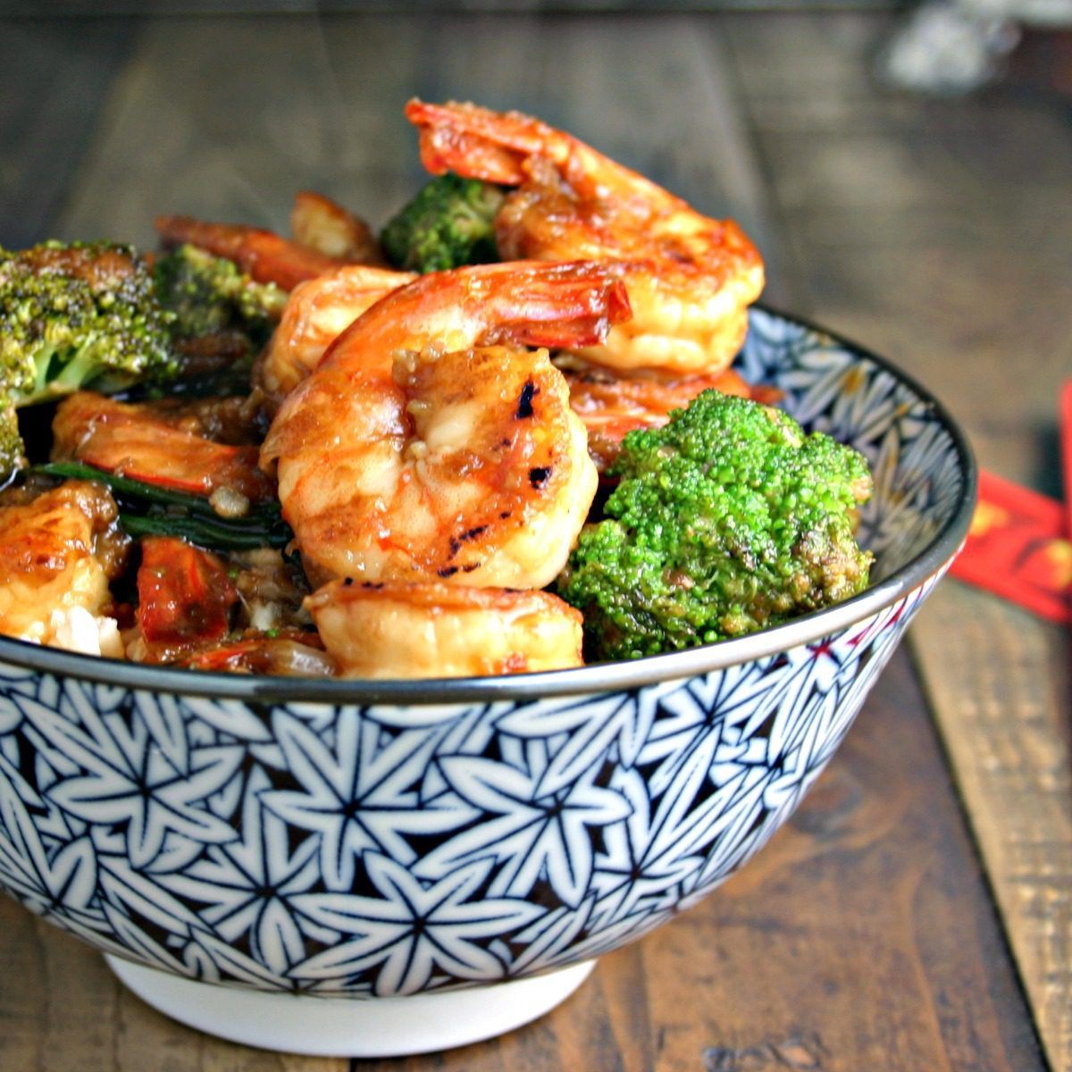 Oubliez les plats à emporter quand vous pouvez avoir sur la table ce sauté chinois de crevettes et de brocoli rapide et facile !