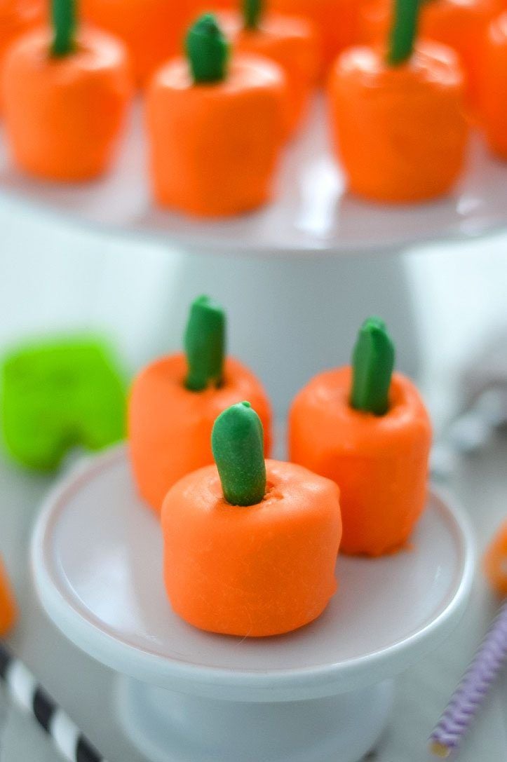 These cute pumpkin marshmallow pops are perfect for fall and Halloween parties!