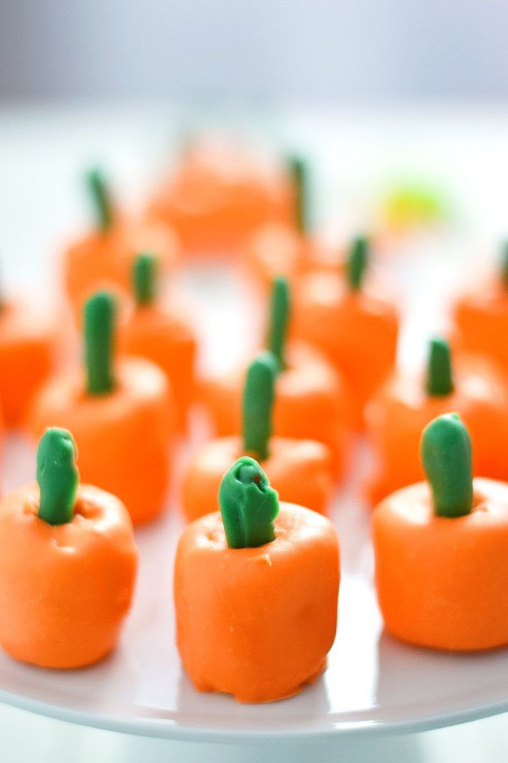 These cute pumpkin marshmallow pops are perfect for fall and Halloween parties!