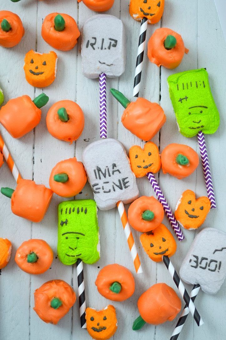 These cute Halloween pumpkin marshmallow pops are fun to make, cute to share, and tasty to eat!