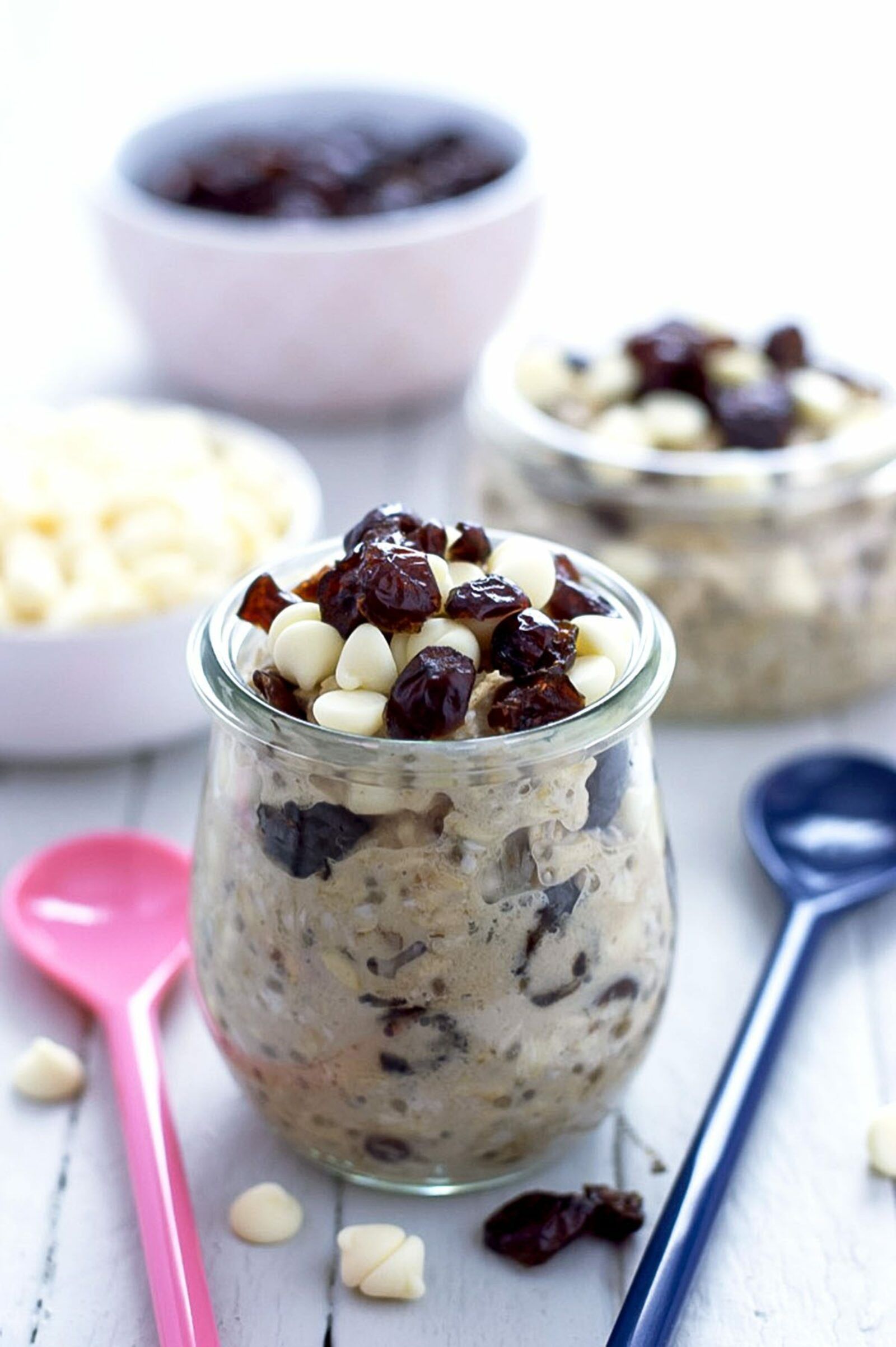 This 5-minute prep overnight oats recipe is brimming with white chocolate and cranberry flavor. Perfect for a grab and go breakfast!