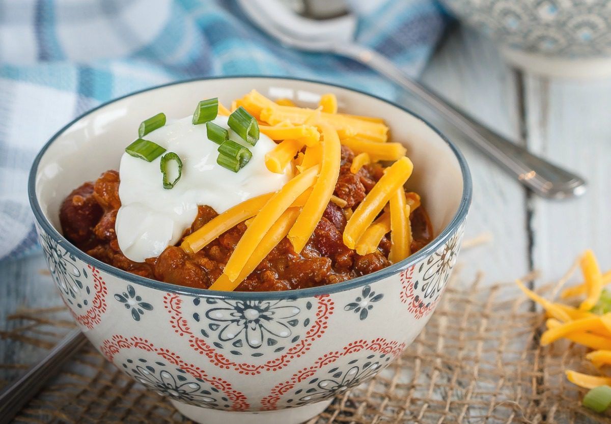 This slow cooker chili is super quick and easy to throw together and makes the perfect warming meal for these cold winter evenings! #chili #beef #chorizo #slowcooker #crockpot