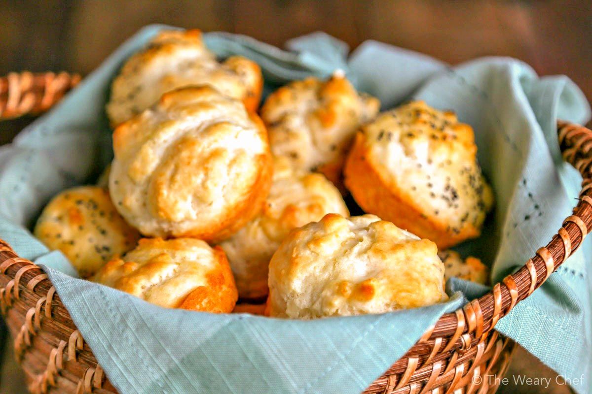 These quick and easy dinner rolls with mayonnaise need no yeast or rise time! #rolls #baking #bread