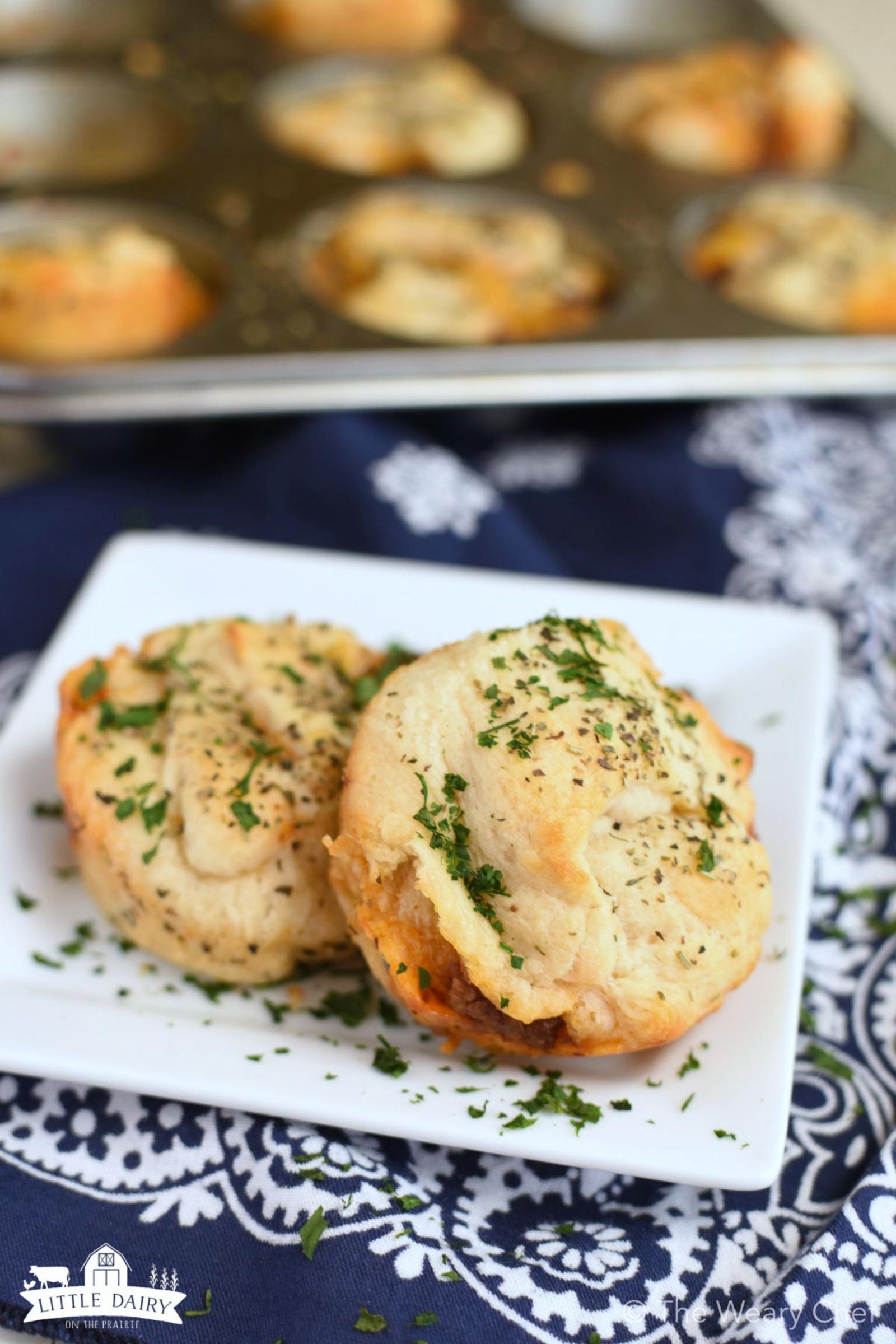 These sloppy joe stuffed crescent rolls are so easy to make, and kids love them! Try them for dinner or at your next party. #sloppyjoes #crescentrolls