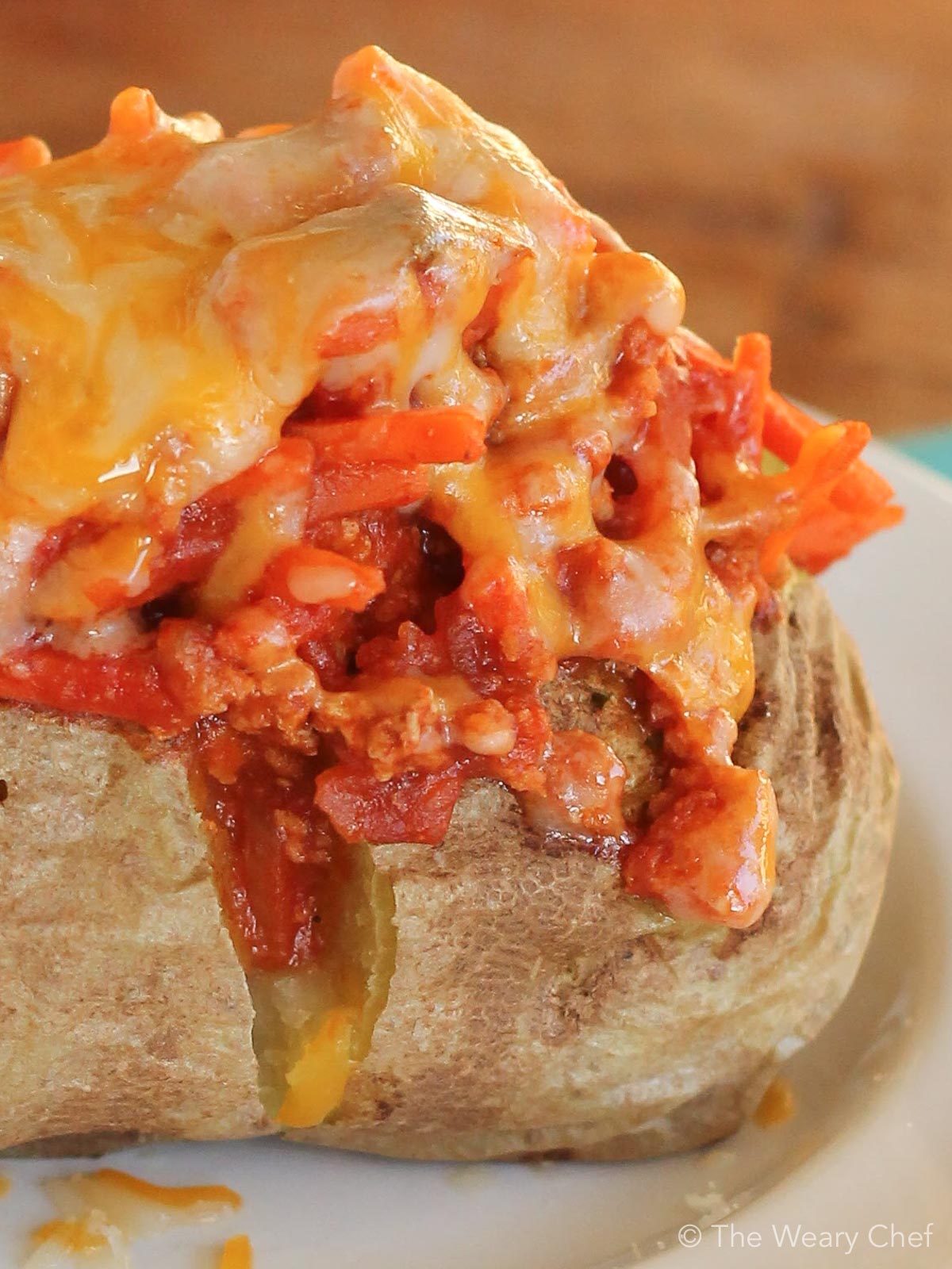 Whip up a quick and easy Sloppy Joe Potato for dinner, and enjoy your favorite sandwich as a neat and tidy meal! #sloppyjoes #bakedpotatoes #kidfood