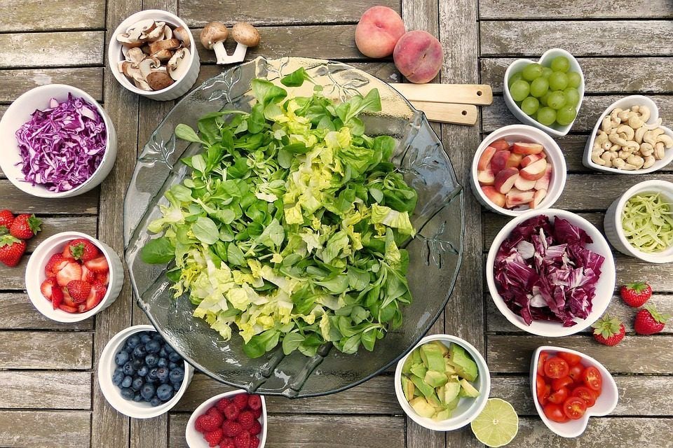 fresh salad, one of the lunch ideas you can bring to your office