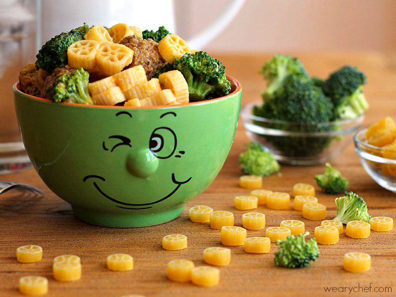 CHEESY SKILLET PASTA WITH MEATBALLS AND BROCCOLI
