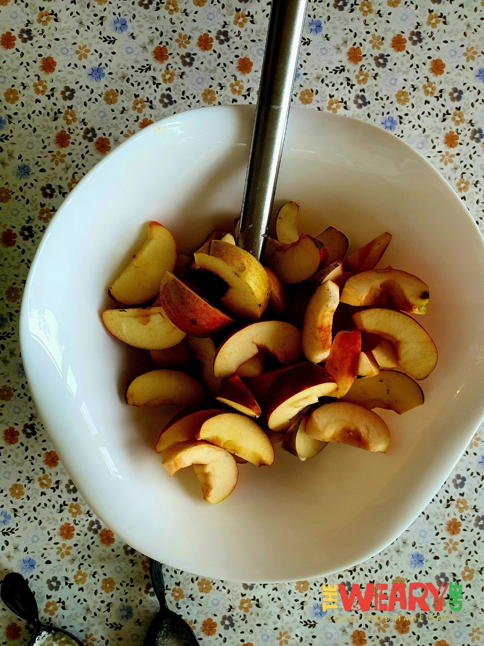 Baked Apple Slices with Cinnamon (Easy Video Recipe)